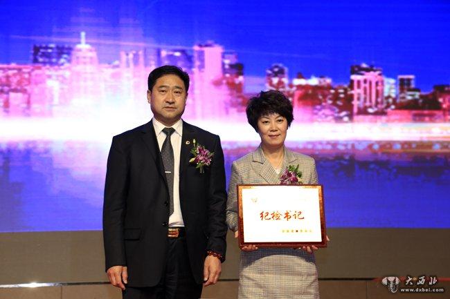 甘肃省投资商会党委书记田炫宏为纪检书记授牌. 贾笑云 摄