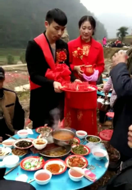 农村半山腰的婚礼酒席,新郎新娘敬酒收钱,收红包收到手软!