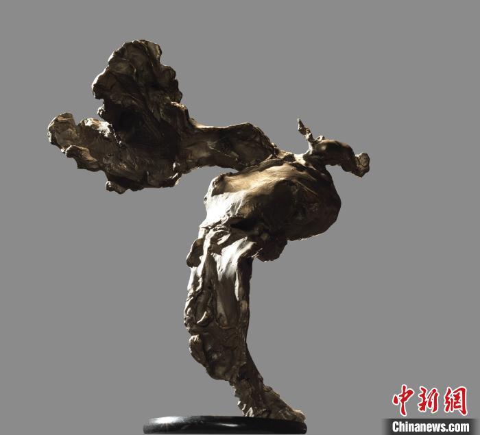 在雕塑家追求"前卫"和"先锋"的潮流中,他回归中国传统文化,对语世界