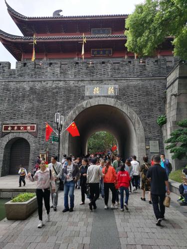 杭州鼓楼古代为滨海敌楼,始建于南朝,至今有 1400多年历史.