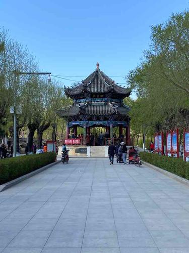 西岗公园-"西岗四望亭一一是西岗公园景区的第一景点 .