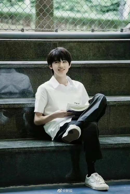 剧照,白衬衫干净帅气,心中的男高就长这样,写字还吐舌头,也太可爱了