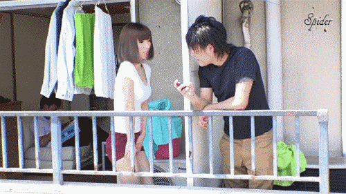 搞笑gif图片:兄弟要淡定别把桌子顶飞了噢