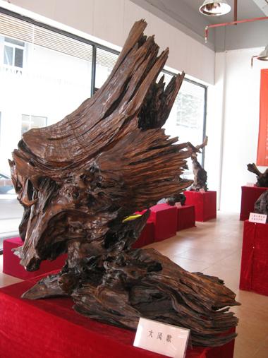 核心提示:姜翔玲的根艺鹰作品每件都耐人寻味,如《英雄交响曲》