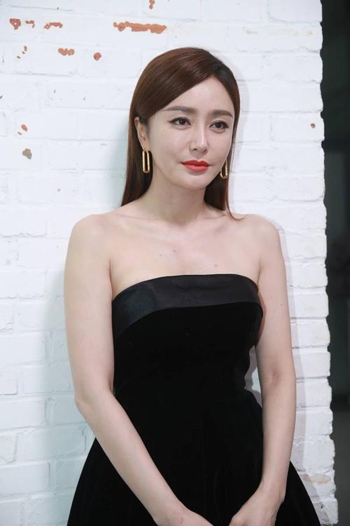 秦岚助阵《象牙山爱逗团》 回应被男粉丝叫"老公"