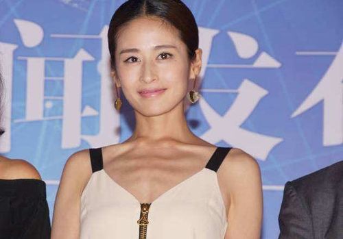 钟楚曦港风造型走红毯,一身行头不超十万,另一套抹胸裙肋骨抢眼