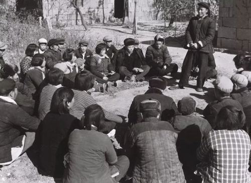      年终决算后,生产队社员开会