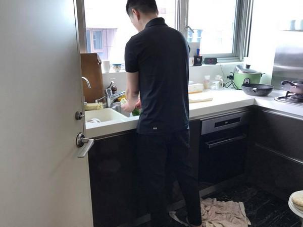 许雅钧疼,日前难得在脸书上晒出闪照,是老公亲自下厨替她做午餐的背影