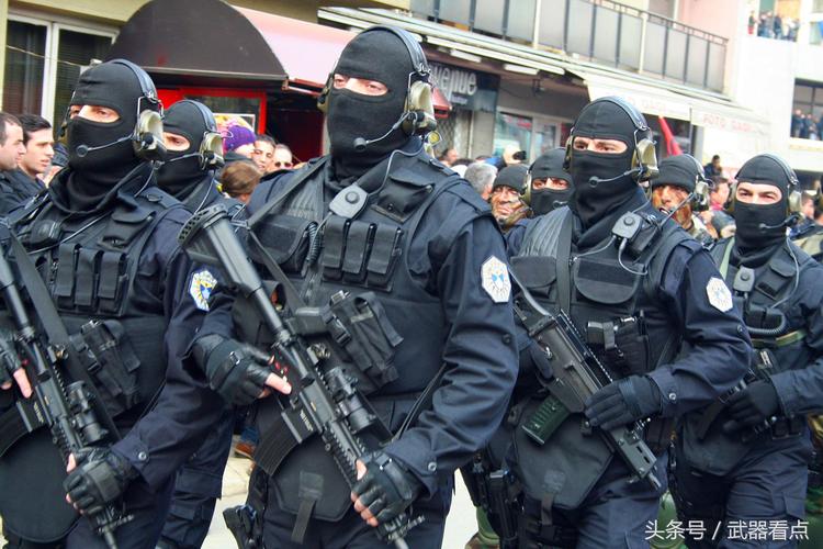 装备hk416的 科索沃 特警队