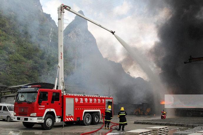 喷雾,喷水或者喷射泡沫的举高喷射消防车