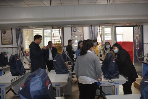 4月12日,乌丹三中12名干部教师认真听取了通州六中常恩元校长的学校