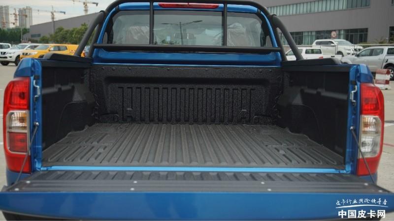 平底货箱版的锐骐6外观与现款车型一致,延续了硬朗的整体风格,取消了