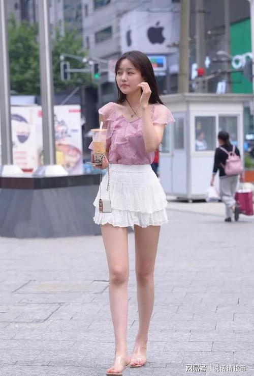 微胖女孩虽然有点小肚子但走在街上依然很亮眼气场真的足