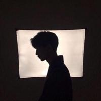 苦笑自嘲男生头像微信唯美【点击鼠标右键下载】