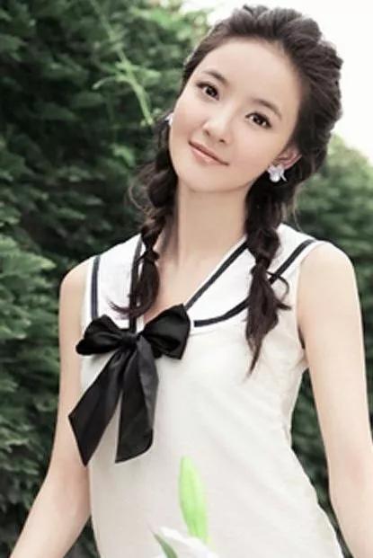 刘玥霏小巧玲珑具有温婉甜美的邻家女形象非常迷人