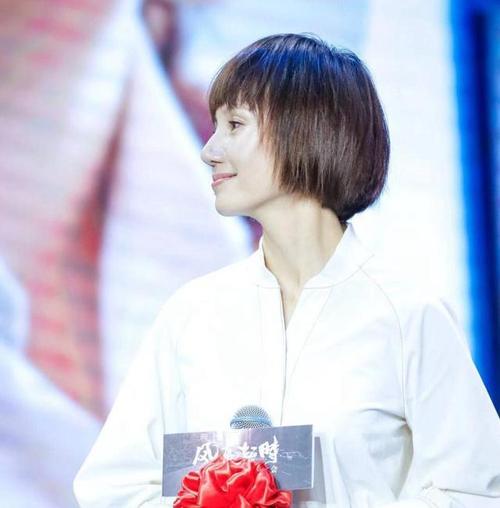 又被41岁的袁泉惊艳了!一袭白裙美如青春少女,夏雨真