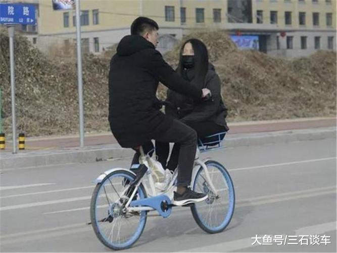 女孩骑在男孩身上,男孩骑着共享单车,路人:把大街当被窝了吗?
