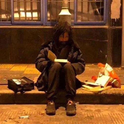 沈巍,一位在网上爆红的流浪汉,衣衫褴褛,蓬头垢面,满腹经纶的背后