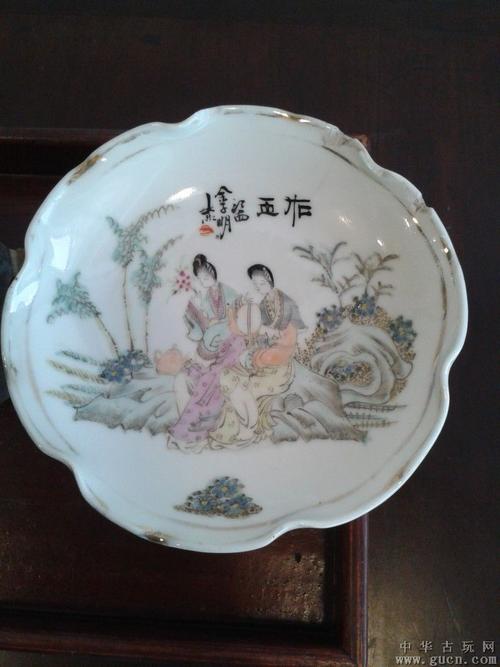 民国名家余子明粉彩荷叶边仕女高足供盘一对