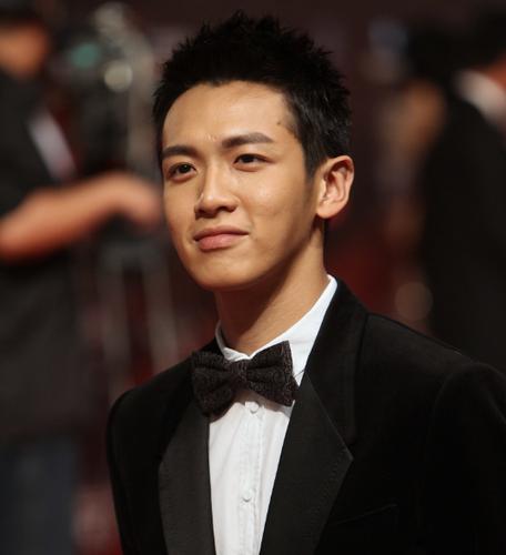 柯震东简历表上的前男主角四字格外显眼