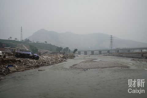 2016年7月24日,石家庄井陉矿区贾庄镇,洪水来袭冲击河道两旁,一辆大
