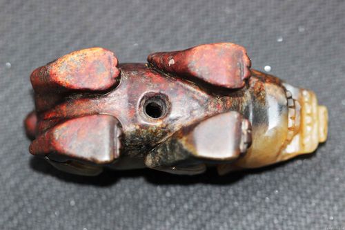 春秋战国和田玉熊手把件