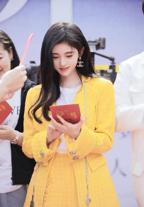 原创鞠婧祎原来是模仿李嘉欣表情姿势类似鼻子弧度额头凹点都一样