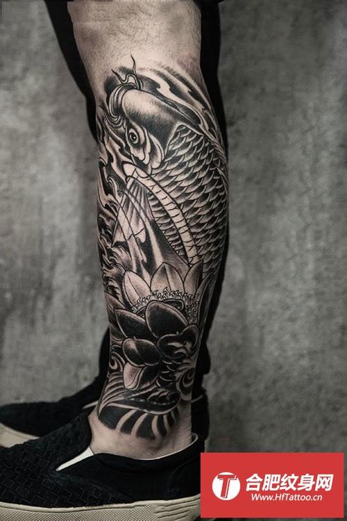 鲤鱼莲花小腿纹身图案