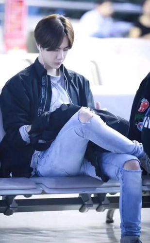 王一博的"大佬坐姿",腿细到让人羡慕,酷盖气质不能输!