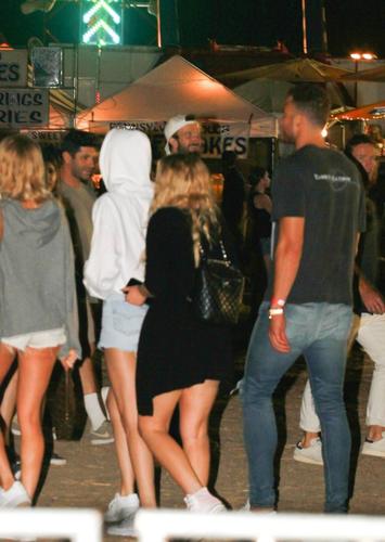 格里芬与肯达尔-詹娜深夜外出 詹小妹害羞遮脸