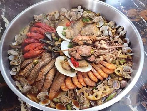 南沙美食街区(南横美食城)简介:南沙规模最大的海鲜美食城.