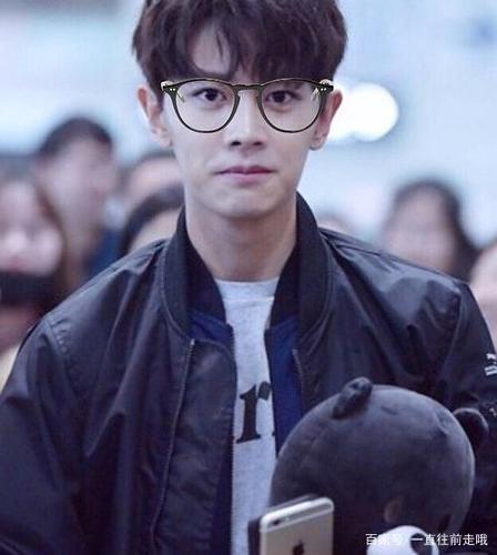 任嘉伦戴眼镜别有一番滋味,眼镜都封印不了颜值,随时散发魅力!