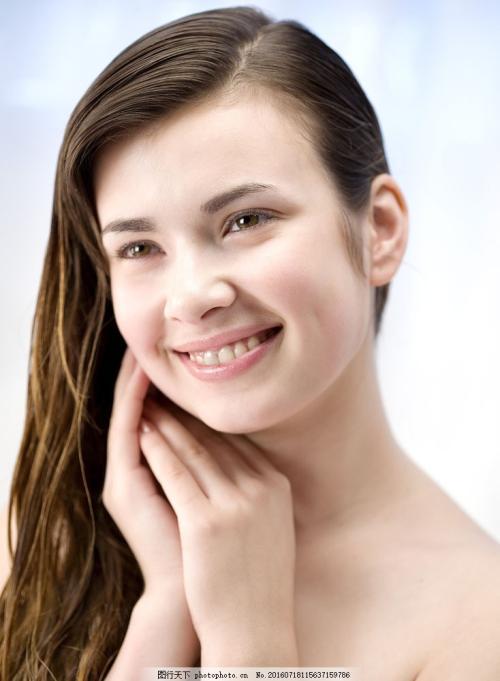 露着牙齿开心微笑的大眼睛女孩图片图片