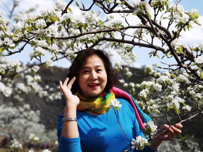 梨花树下的美女们