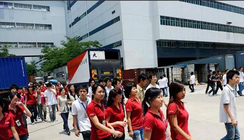 图为下班后富士康员工走出厂区\资料图片