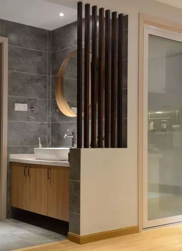 把洗手台放在门外,搭配隔断更美