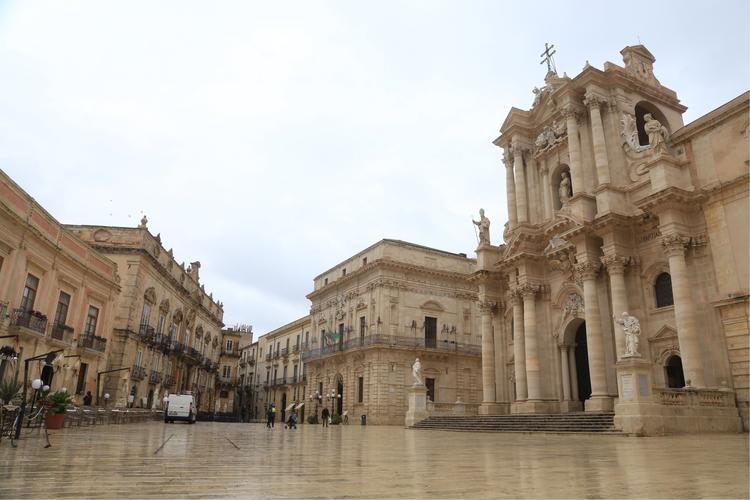 西西里的美丽传说"里, malena扭动身躯走过的就是这个广场.