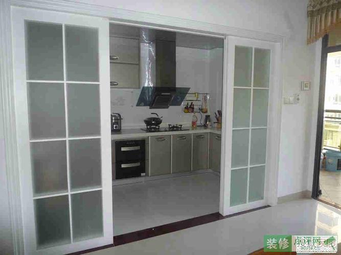 厨房玻璃门要磨砂吗 4款厨房磨砂玻璃双轨推拉移门装修效果图