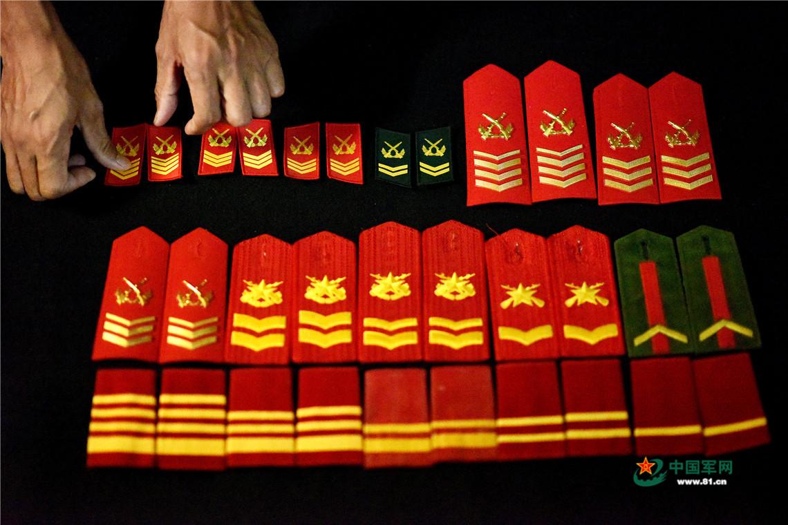 王国平入伍26年来佩戴过的警衔.