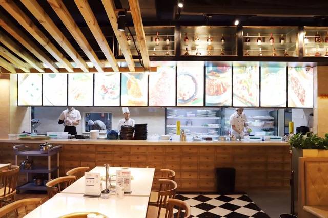 骉骉的厨房是明档,好似粤菜馆一样 ,一眼就能望见干净明亮的厨房.