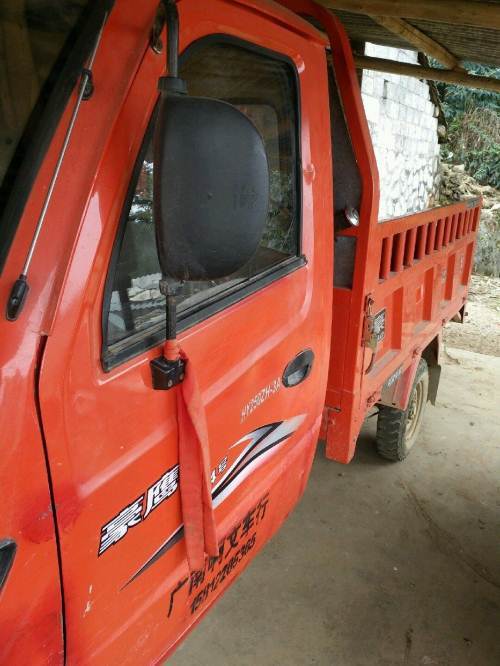 用过一年的重庆豪鹰闲置三轮车