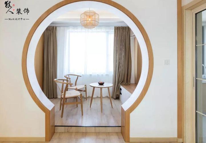 在月亮门后的阳台,整体做了抬高.,布置成一个舒适情趣的休闲区.