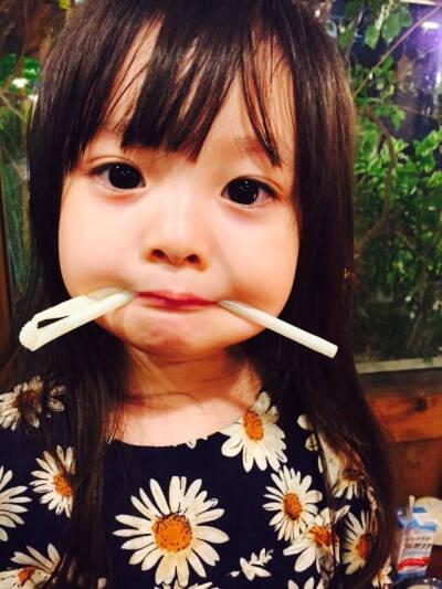梨涡妹妹金在恩,啊吸管好好玩呐