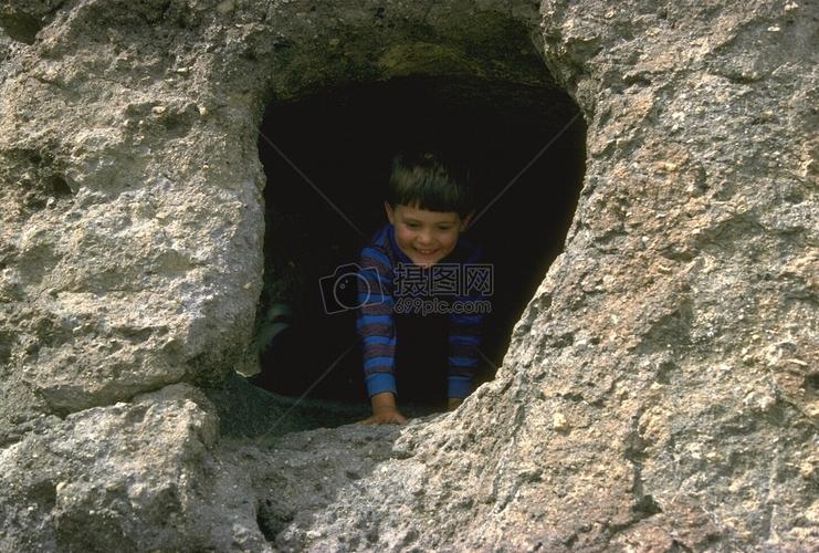 山洞里的小孩