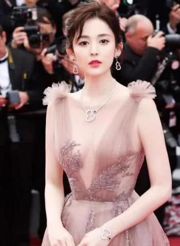 古力娜扎彻底"放飞自我"俯身那刻,摄影师:可抓住你小辫子了!