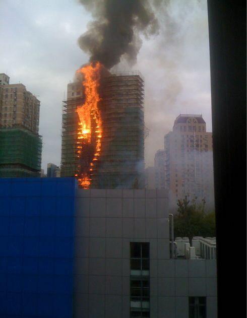 11月15日14时,余姚路胶州路一栋正在进行外立面墙壁施工的高层住宅