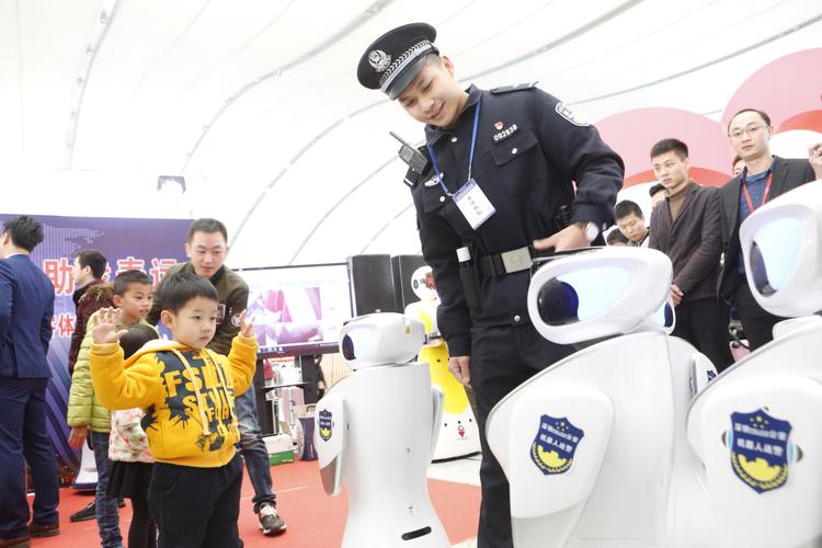 在深北机器人警察编队中,有巡逻警察"小安",他们既能根据公安指挥中心