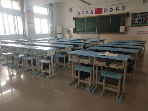 走进教室,一幅幅美丽的画卷在你眼前展开——教室整洁,优雅,特色