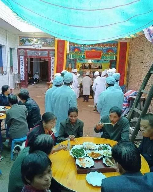 关中地区有很多的丧葬风俗习惯,各地均有所不同