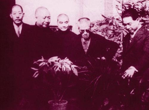 1,在日本军方情报机关的策划下,1940年1月,汪精卫与王克敏等汉奸在